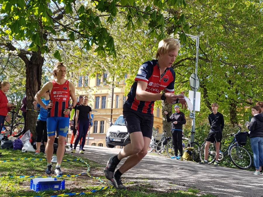 Sprintträning i Uppsala våren 2020, Lukas Liland sticker iväg och Oskar Sjöberg väntar på start. Nu gäller det vara på topp när sprint SM avgörs. 
