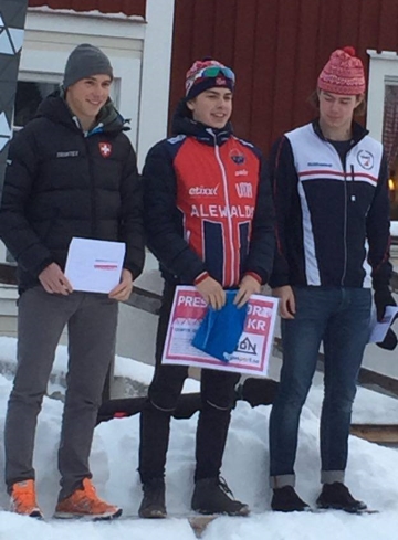 Nicola Müller (2:a), Olle Grywenz (1:a) och Edvin Nordström (3:a), pristagare på Juniorcupen i skidorientering i Harsa. 