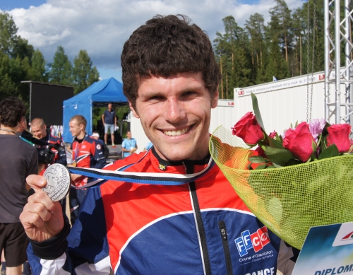 Lucas Basset med sin VM-medalj.