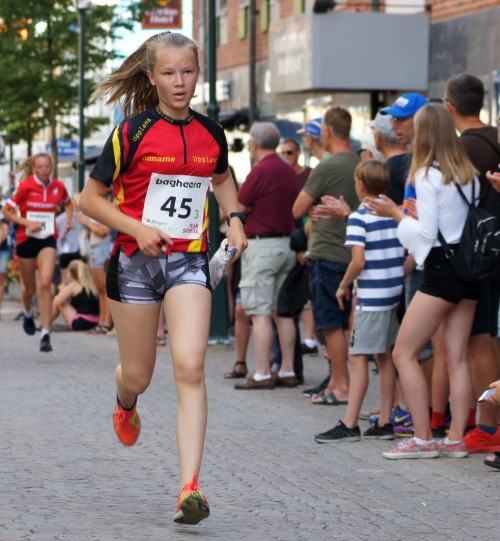 Johanna Roos hejas fram av några av de tusentals åskådare som tagit sig ut på Arvikas gator för att heja på ungdomarna.