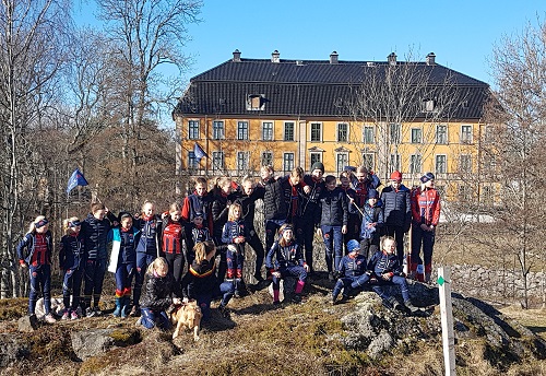 Hela gänget samlade framför Nynäs slott