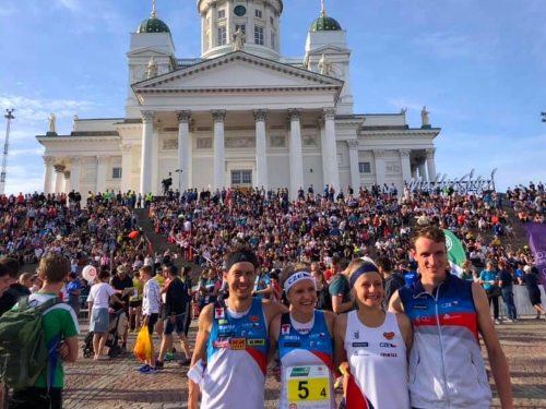 Milos och hans tjeckiska lag efter sprintstafetten i framför Helsingfors domkyrka.