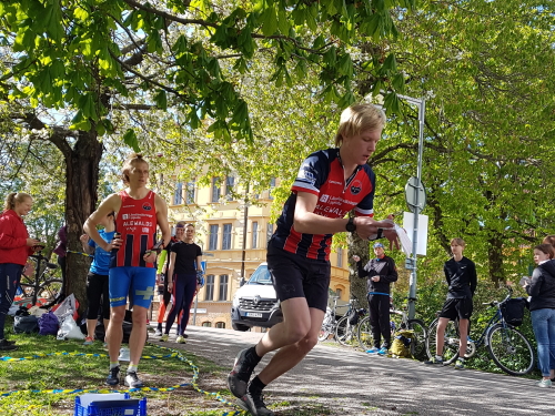 Lukas Liland drar iväg och Oskar SJöberg väntar på start.