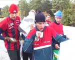 Herrseniorerna varvar på lång-KM. Henrik Boström kastar i sig lite vätska, medan blivande segraren Jörgen Ohlin är på väg att hugga en mugg. Torsten Borell ser lite sliten ut till höger.