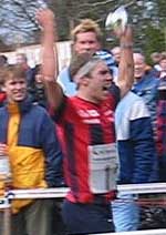 Jan Troeng korsar mållinjen som segrare i Rånässtafetten efter en rysarspurt - i år igen!