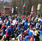 Folkvimmel i solskenet på Uppsala mötes klassiska distans. Över 1700 löpare kom till start i södra Lunsen.