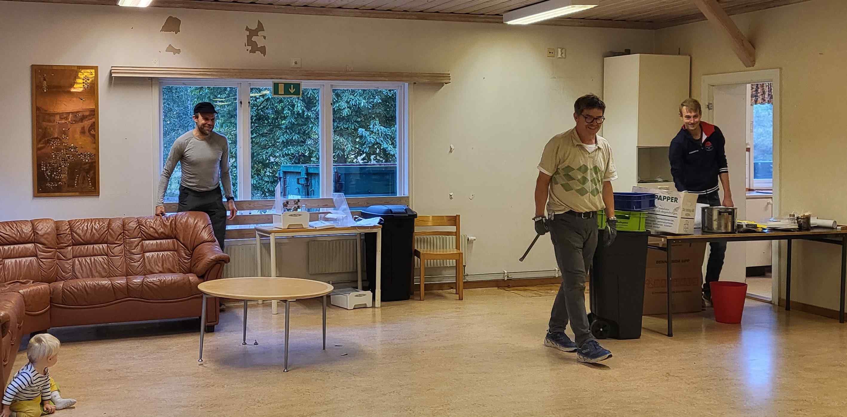 Söndagsröj inför köksrenovering. Sigge, Mats x 2 och CJ