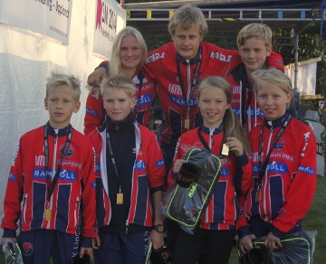 Linné Ferrets segrare i UNT-cupen 2014. Övre raden Sandra Boström, Tuve Möller, Karl Grywenz. Nedre raden Axel Gidlund, Emil Boström, Johanna Roos och Ines Aarnio