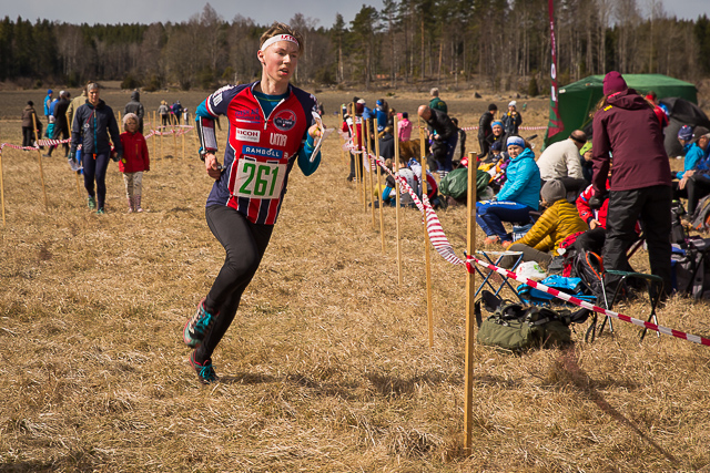 Arvid Roos spurtar mot mål och segern i H16.