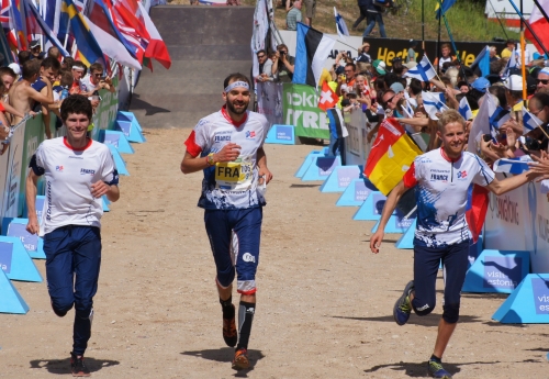 Frankrike vinner VM-silver i stafett. Från vänster Lucas Basset (andrasträckan), Thierry Gueorgiou (avslutare) och Frederic Tranchand (förstasträckan).