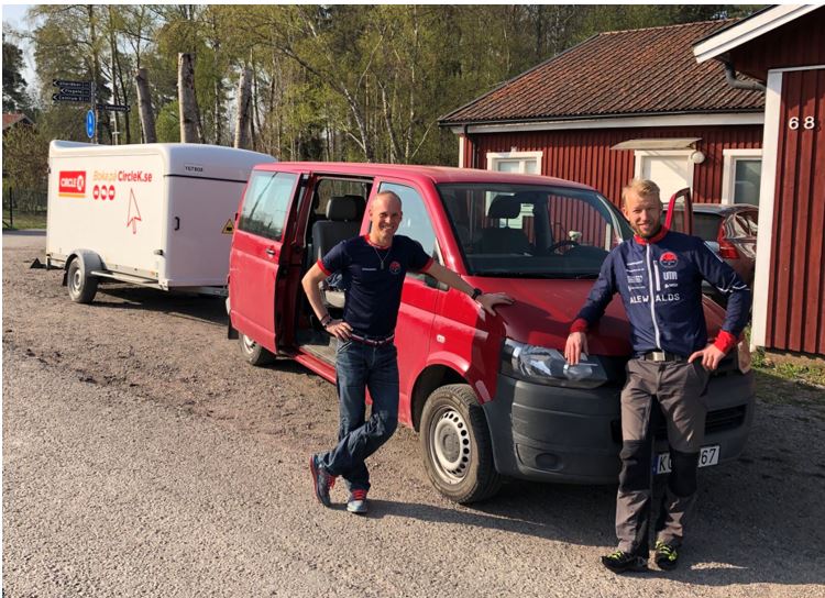 Avresa mot 10-mila. Coacher Anders och Henrik med packad buss